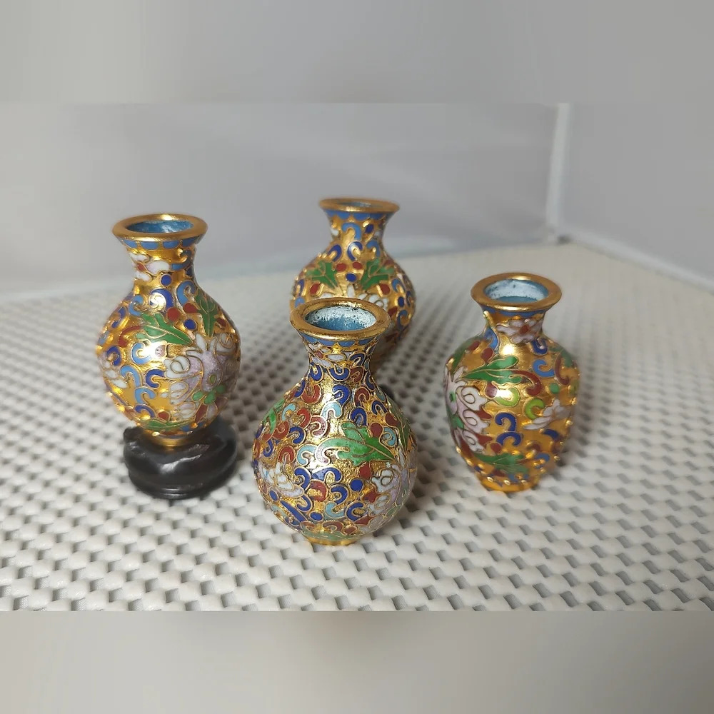 4 decorative vases , 2 stands Approximately 2" each
